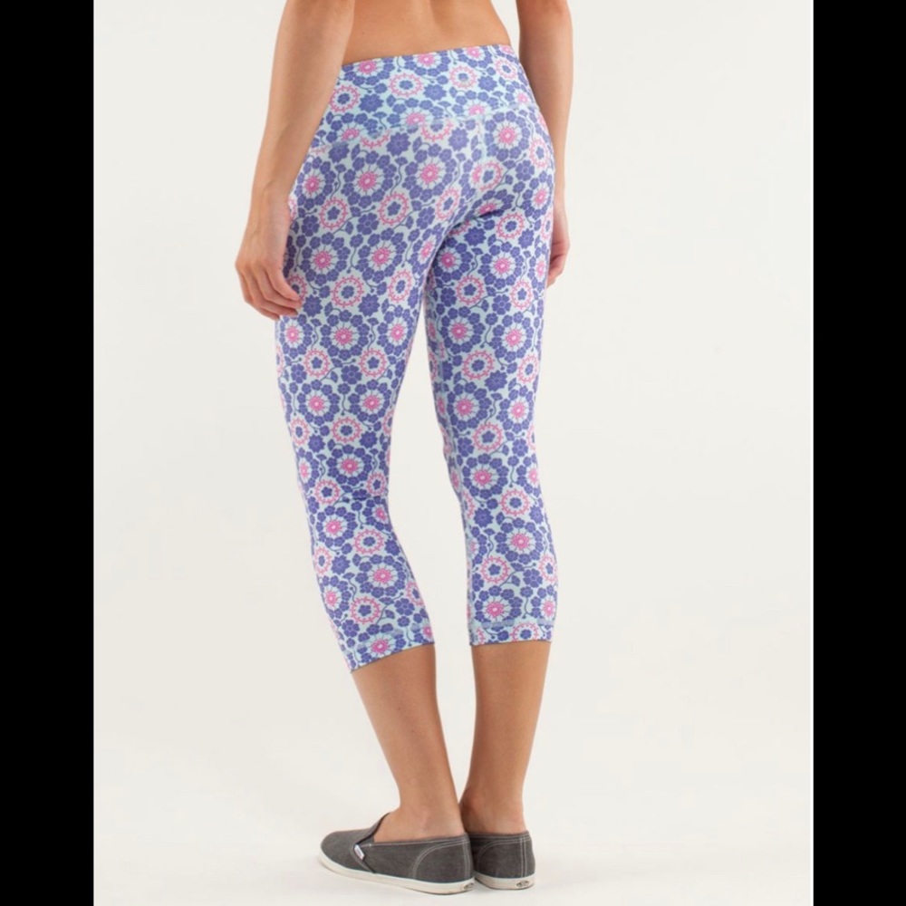Lululemon Wunder Under Crop Twiggy Printed Power Purple / Aquamarine Size 4